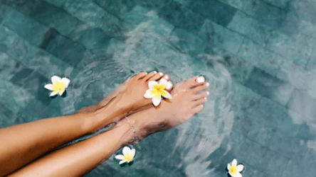 Najmodniejszy manicure i pedicure na urlop. Paznokcie w stylu, które pokochały gwiazdy 