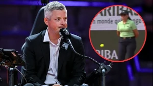 Sędzia główny Timo Janzen i trafiona piłką sędzia liniowa