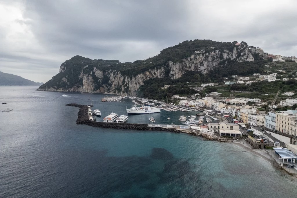 Włoska wyspa Capri. Do popularnego miejsca zjechała masa turystów - pisze włoska prasa Włoska wyspa Capri. Do popularnego miejsca zjechała masa turystów - pisze włoska prasa