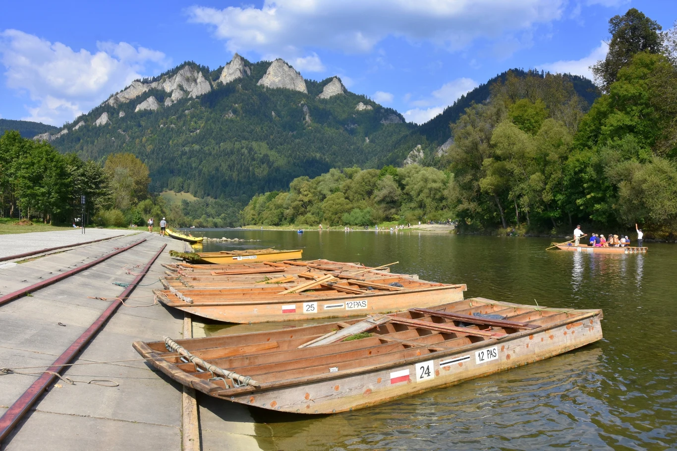 Spływ Dunajcem tratwami flisackimi to jedna z największych atrakcji Szczawnicy zanana na skalę europejską.