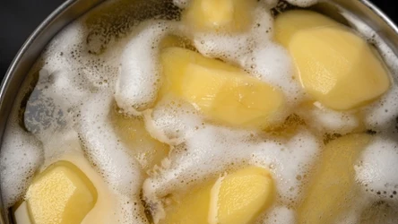 Co dodać do gotujących się ziemniaków? Będą delikatne i lepsze w smaku