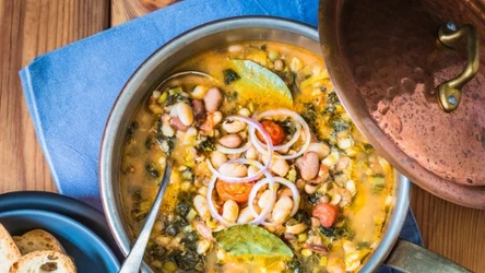 Ribollita to gęsta i sycąca zupa z Toskanii