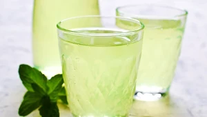 Moja babcia syrop z mięty wykorzystywała do przygotowania pysznej lemoniady