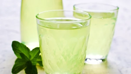 Moja babcia syrop z mięty wykorzystywała do przygotowania pysznej lemoniady