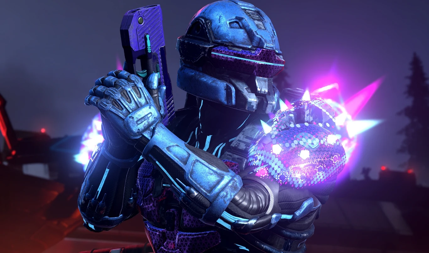 Halo Infinite Postać w futurystycznej, niebiesko-fioletowej zbroi trzyma broń energetyczną, wokół niej wydobywają się intensywne purpurowe światła, w tle rozmyte struktury architektoniczne oraz mroczne niebo.
