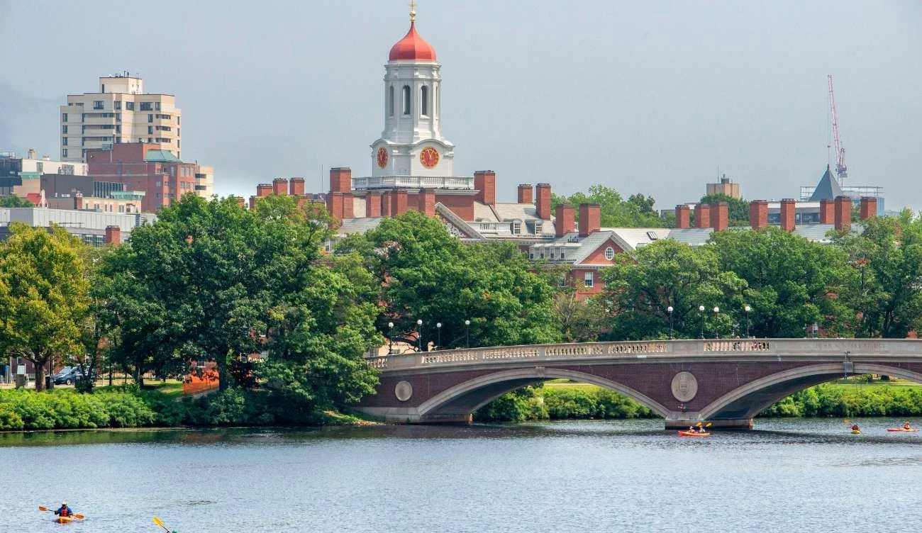 Jeżeli kojarzysz tę panoramę, to wiesz, jaka uczelnia jest pierwsza w The Center for World University Rankings 2025 