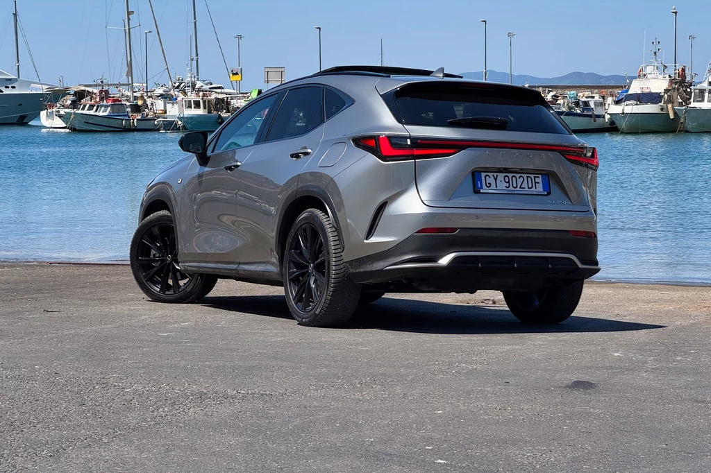 Lexus NX 450h+. 309 KM, niemal 100 km zasięgu na prądzie i zero stresu