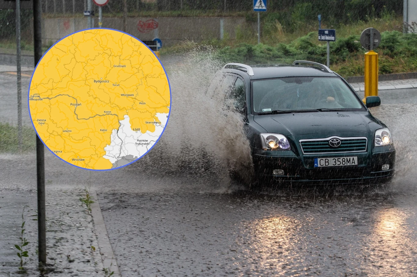 Przez północny zachód przetoczą się gwałtowne burze z ulewami. Miejscami może dochodzić do lokalnych podtopień Samochód osobowy przejeżdżający przez zalaną wodą ulicę podczas intensywnej ulewy, w lewym górnym rogu okrągła grafika prezentująca mapę ostrzeżeń pogodowych w regionie.