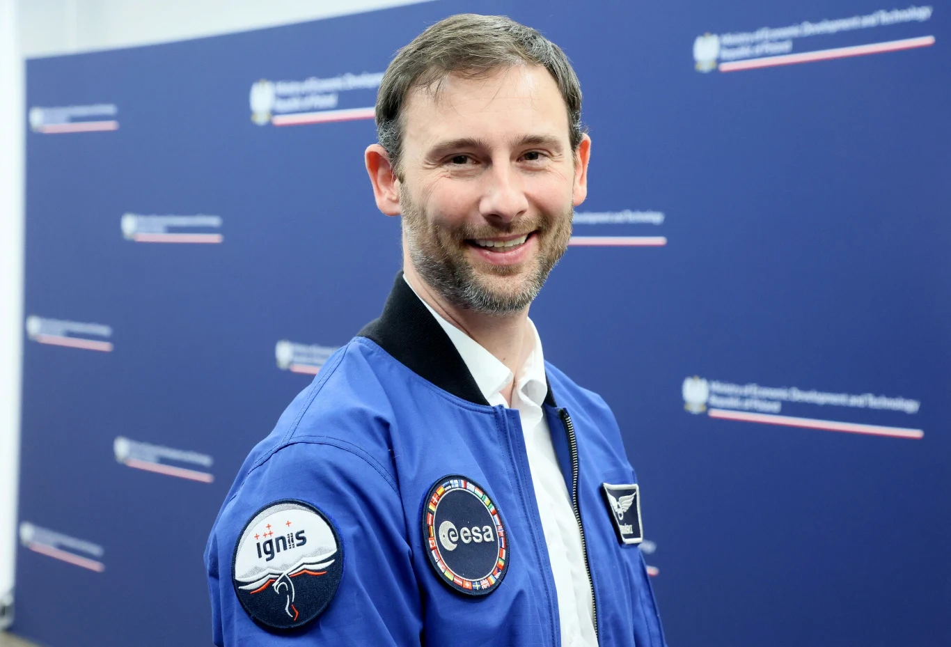 Polski astronauta Sławosz Uznański-Wiśniewski jest członkiem prywatnej misji na ISS organizowanej przez firmę Axiom Space. Polski astronauta Sławosz Uznański-Wiśniewski jest członkiem prywatnej misji na ISS organizowanej przez firmę Axiom Space.