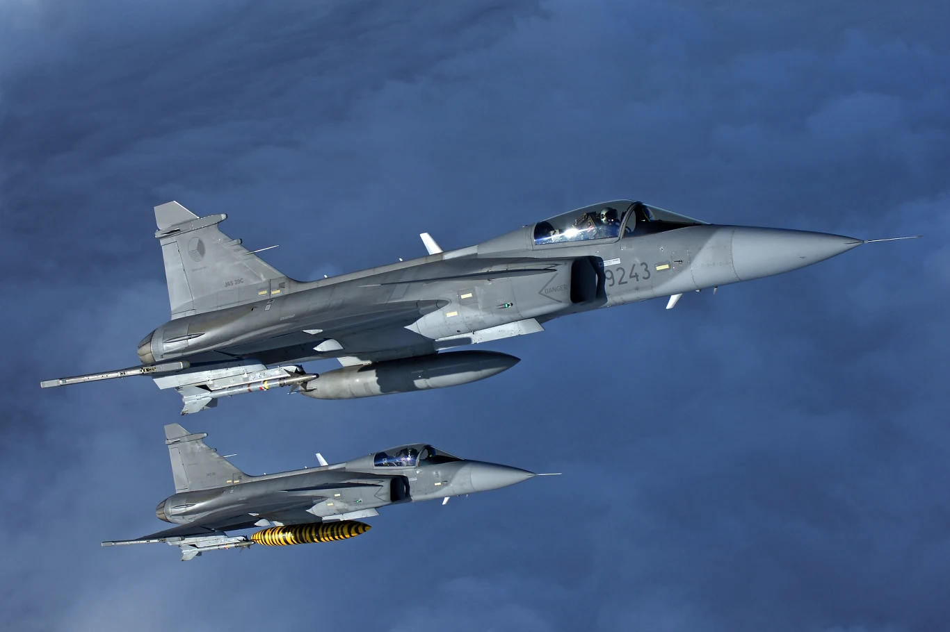 Czechy chcą utrzymać swoje samoloty bojowe. Pomoc Polski niepotrzebna? Dwa myśliwce odrzutowe w locie na tle nieba, jeden z nich uzbrojony w rakiety pod skrzydłami, drugi wykonuje lot tuż obok.