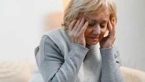 Przypomina parkinsona, a jest inną chorobą mózgu. Objawy są nietypowe