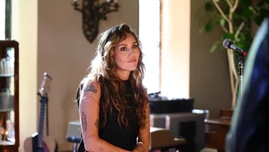 Miley Cyrus przed kultowym Carlyle Hotel. Wyszła z auta i się zaczęło.