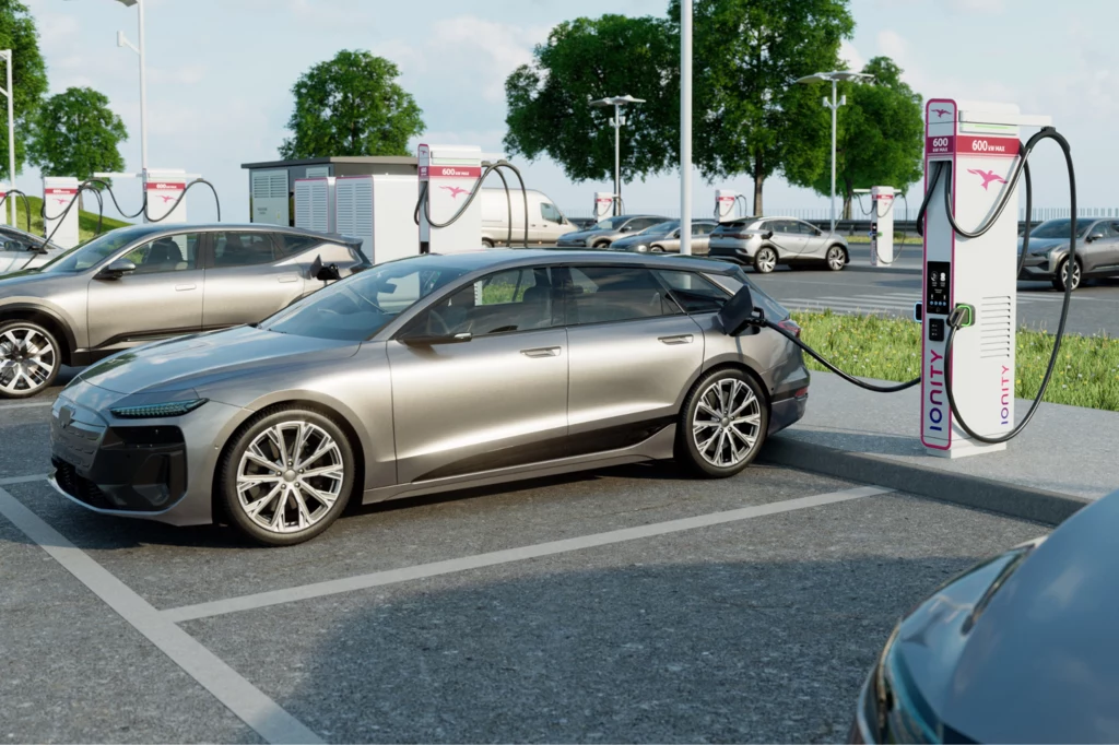 Ionity rozpoczęło testy ładowarki HYC1000, która jest w stanie dostarczyć moc do przejechania 300 km w mniej niż 8 minut. Ionity rozpoczęło testy ładowarki HYC1000, która jest w stanie dostarczyć moc do przejechania 300 km w mniej niż 8 minut.