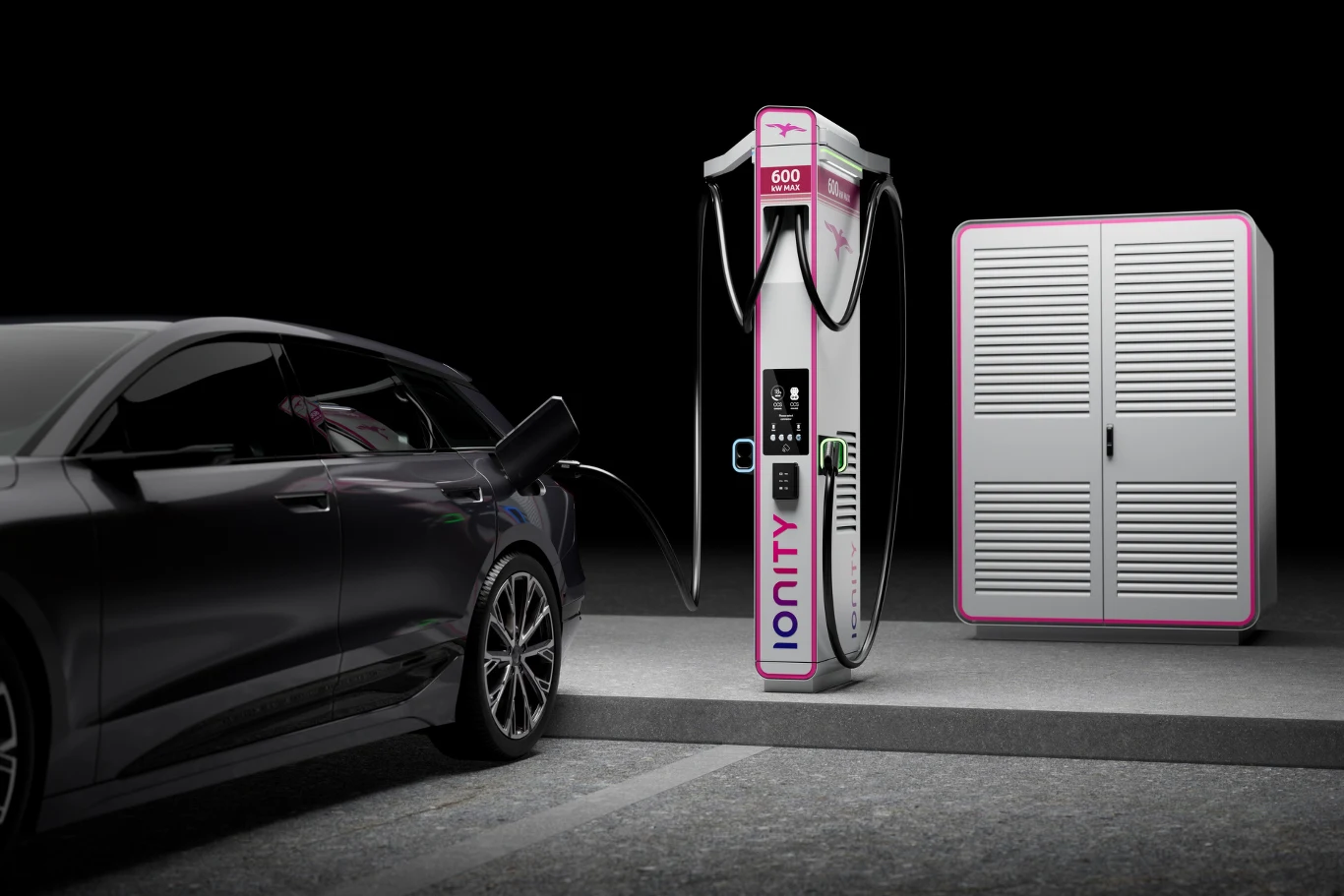 Samochód elektryczny podłączony do stacji ładowania Ionity na tle ciemnego otoczenia, obok widoczna jest szafa techniczna związana z infrastrukturą ładowania.