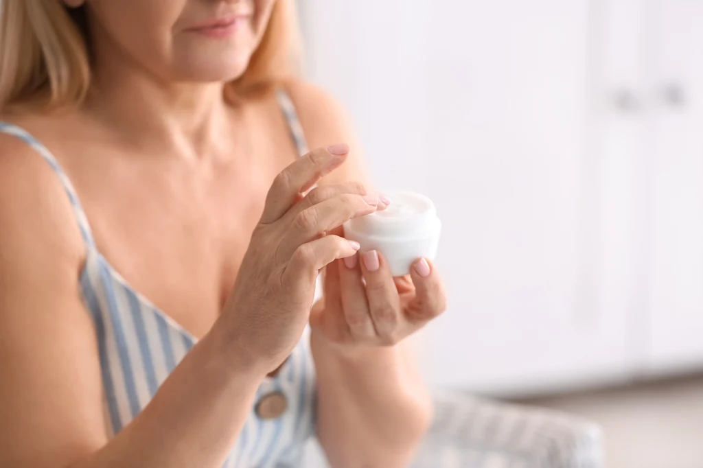 Aby skóra wyglądała zdrowo i młodo, nie należy zapominać o jej regularnym nawilżaniu