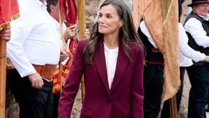Królowa wyszła i zdarzyło się to. Patrzyli tylko na jej stopy
