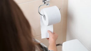 Gastrolog przestrzega przed tą czynnością w toalecie. Większość to robi