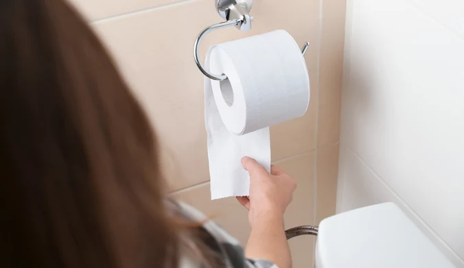 Gastrolog przestrzega przed popularną czynnością podczas pobytu w toalecie