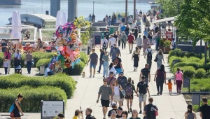 Polacy znaleźli nowy sposób na przedłużenie wolnego - korzystają ze zwolnienia z powodu siły wyższej. 