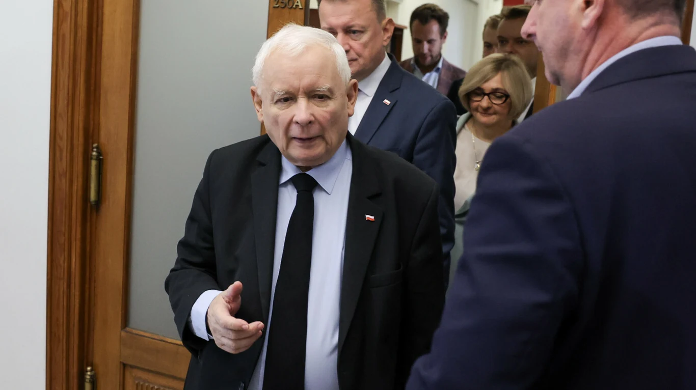 Jarosław Kaczyński powiedział o najtrudniejszym momencie kampanii Karola Nawrockiego Starszy mężczyzna w garniturze idzie korytarzem w towarzystwie kilku osób, jedna z kobiet ma okulary i jasne włosy, a wszyscy wyglądają na zaangażowanych w rozmowę lub oficjalne spotkanie. Na twarzy mężczyzny widoczny jest wyraz powagi.