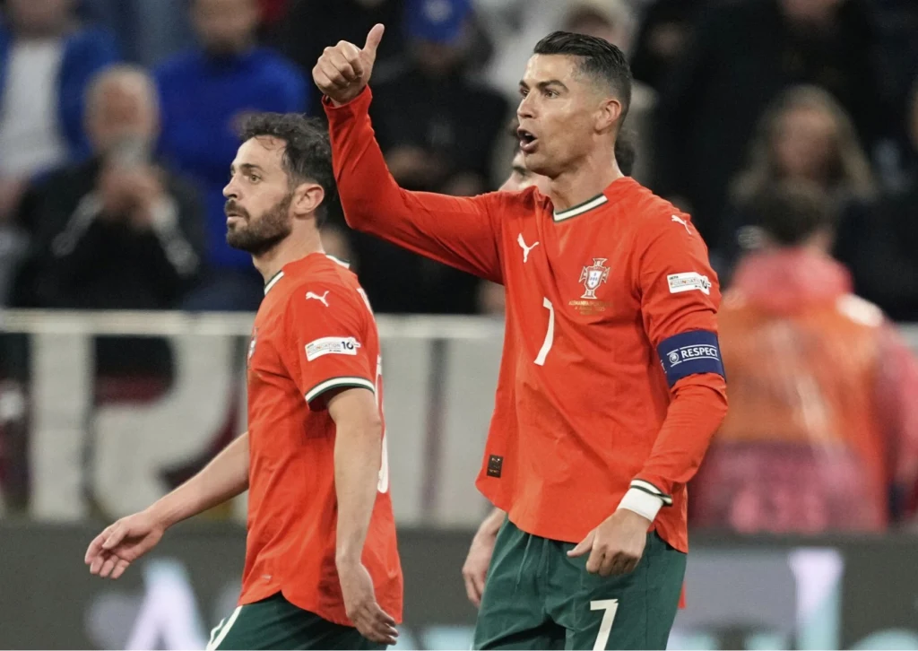Cristiano Ronaldo, w tle Bruno Fernandes, 04.06.2025 r. Cristiano Ronaldo, w tle Bruno Fernandes, 04.06.2025 r.