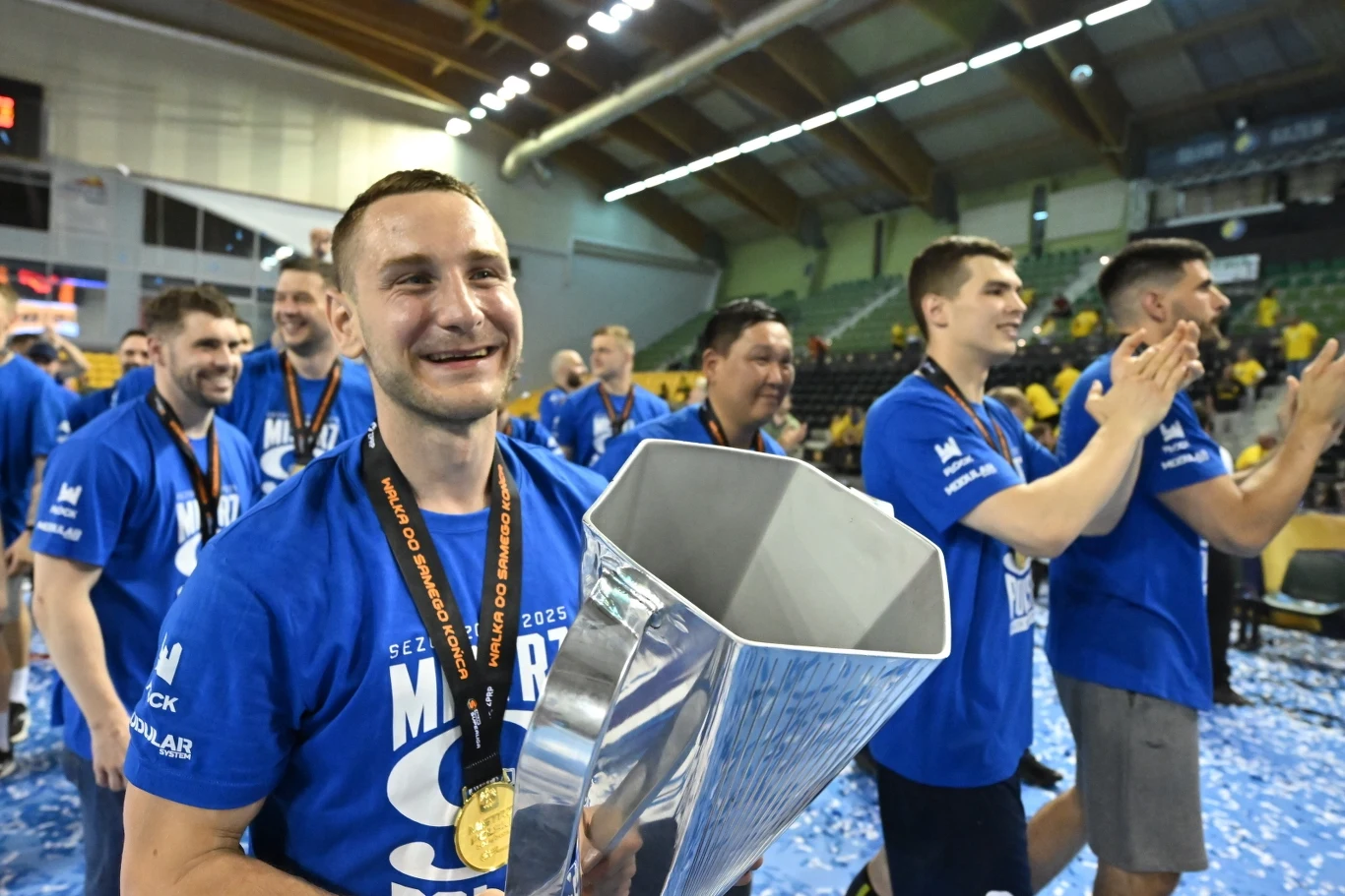 Michał Daszek z pucharem za mistrzostwo Michał Daszek z pucharem za mistrzostwo