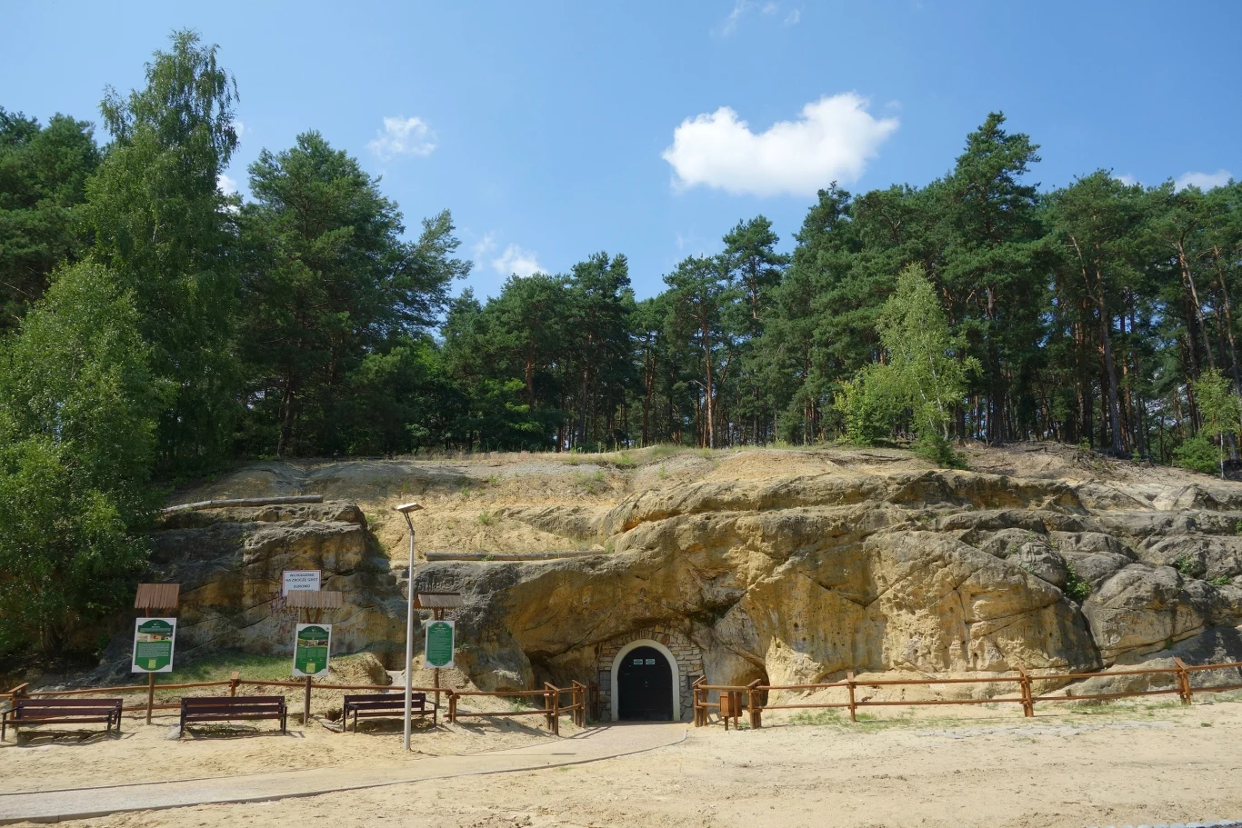 Podziemna Trasa Turystyczna Groty Nagórzyckie została otwarta w ramach pozostałości po dawnej kopalni piasku szklarskiego.