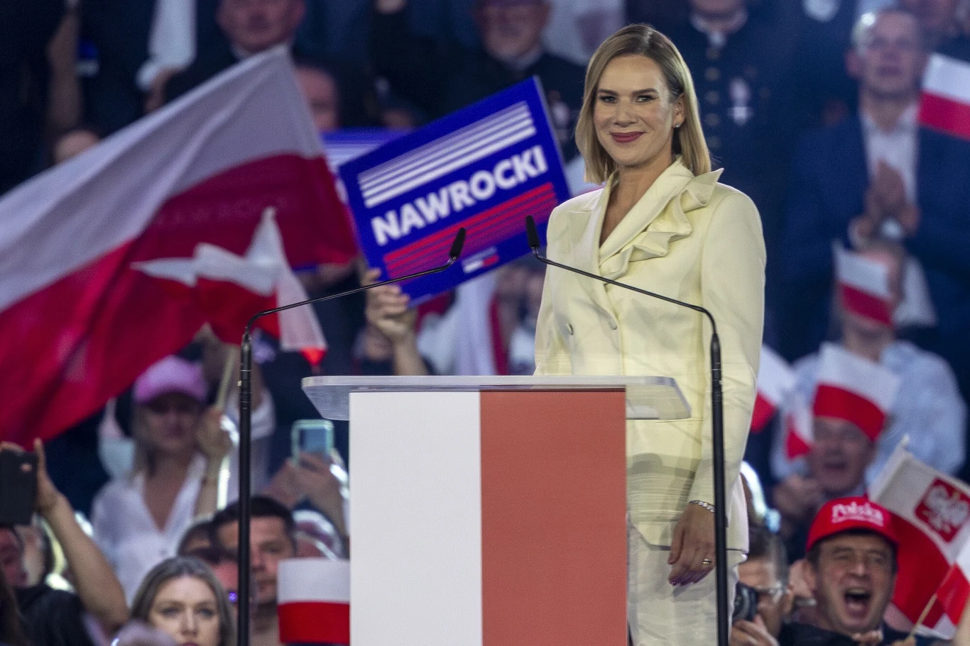 Pierwsza dama otrzyma comiesięczną pensję? Znamy zdanie Polaków na ten temat Marta Nawrocka od 18 lat pracuje w służbie celnej. Ile zarabia?