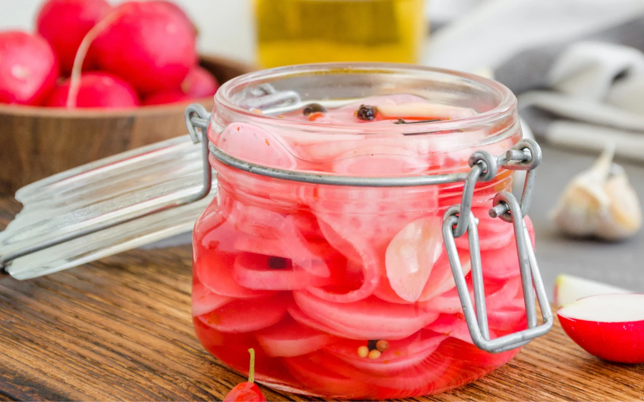 Marynowana rzodkiewka to nietypowy dodatek do kanapek i obiadu. Jak ją przygotować? 