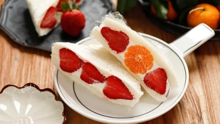 Japońska kanapka z truskawkami i pomarańczą