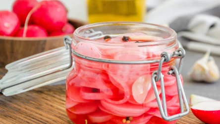 Marynowana rzodkiewka to nietypowy dodatek do kanapek i obiadu. Jak ją przygotować? 