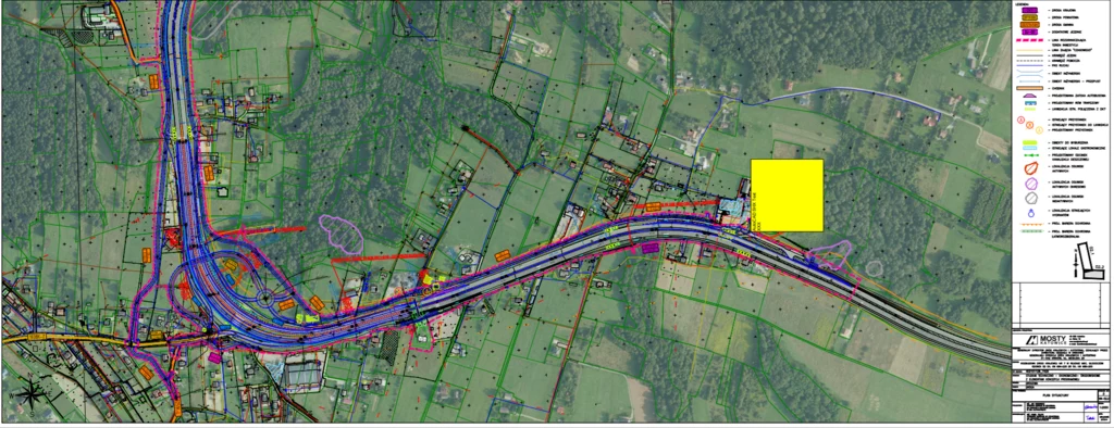 Ortofotomapa Głogoczowa, zjazd na Bęczarkę. Mapa inżynieryjna terenów wiejskich z wyraźnie zaznaczonym przebiegiem planowanej drogi, oznaczonymi infrastrukturami technicznymi oraz elementami krajobrazu, z wyróżnionym żółtym polem jako kluczowym punktem.