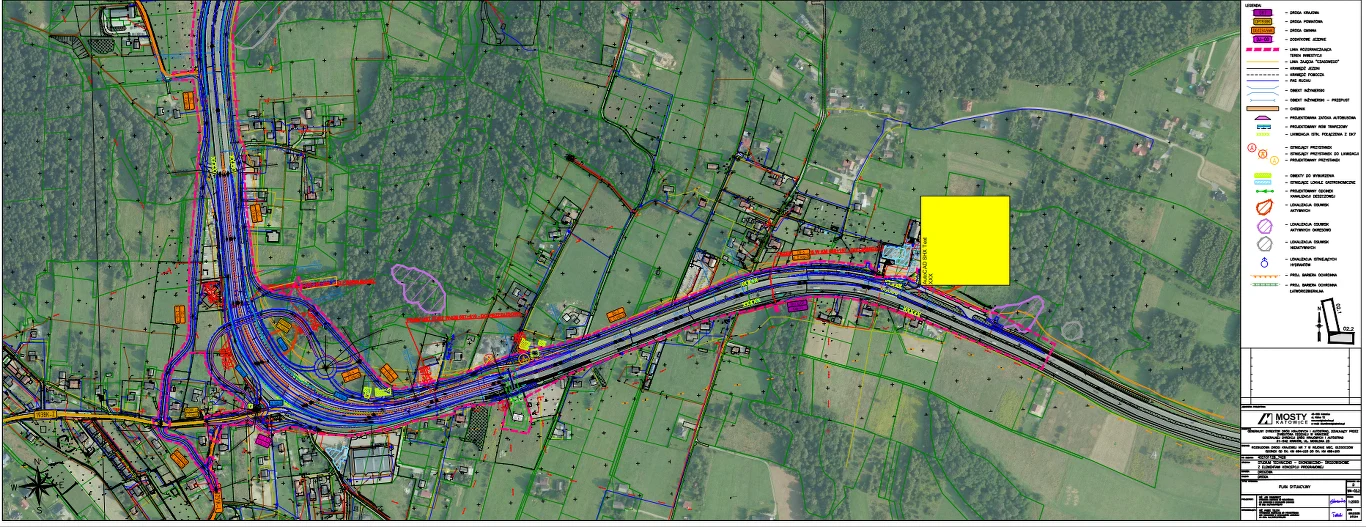 Mapa inżynieryjna terenów wiejskich z wyraźnie zaznaczonym przebiegiem planowanej drogi, oznaczonymi infrastrukturami technicznymi oraz elementami krajobrazu, z wyróżnionym żółtym polem jako kluczowym punktem.