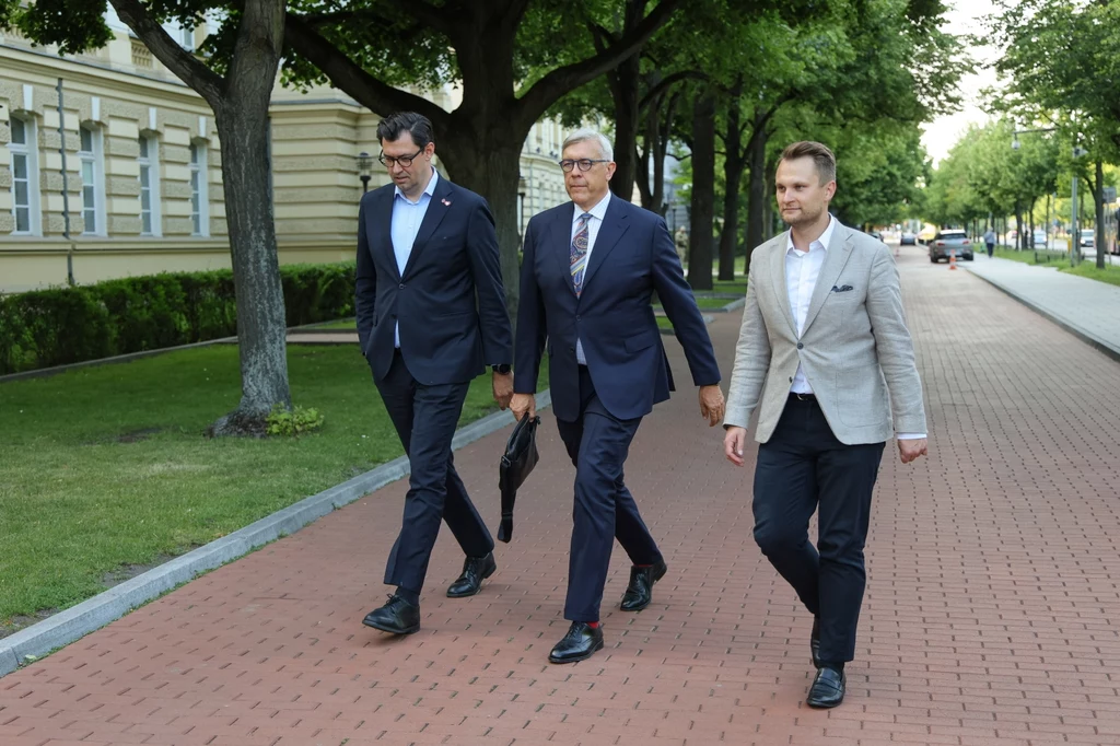 Spotkanie posłów Koalicji Obywatelskiej z premierem. Na zdjęciu politycy KO: Konrad Frysztak, Roman Giertych, Krzysztof Truskolaski Spotkanie posłów Koalicji Obywatelskiej z premierem. Na zdjęciu politycy KO: Konrad Frysztak, Roman Giertych, Krzysztof Truskolaski