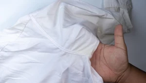 Jak usunąć plamy z potu z ubrań? Banalnie prosta metoda 