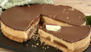 Karmelowiec to ciasto, które idealnie smakuje z filiżanką ulubionej kawy