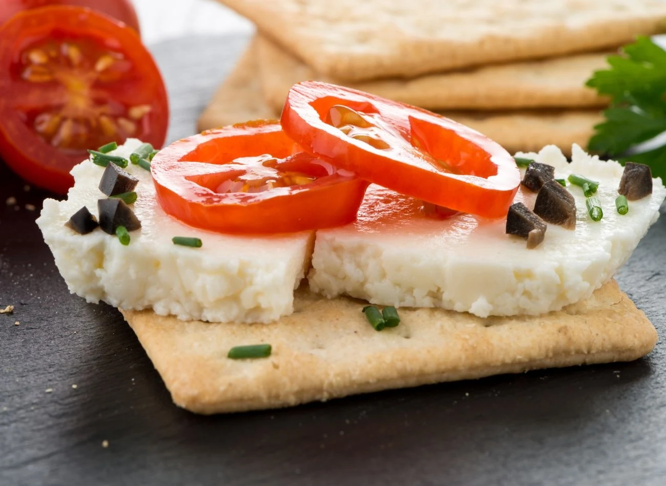 Serek typu fromage zalicza się do białych serów, które znajdują szerokie zastosowanie kulinarne. Serek typu fromage zalicza się do białych serów, które znajdują szerokie zastosowanie kulinarne.