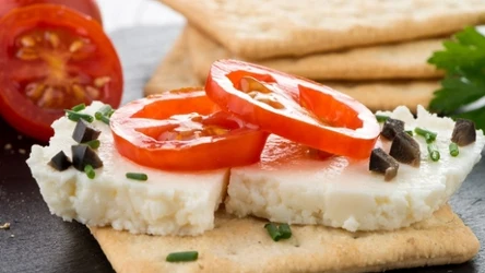 Serek typu fromage zalicza się do białych serów, które znajdują szerokie zastosowanie kulinarne.