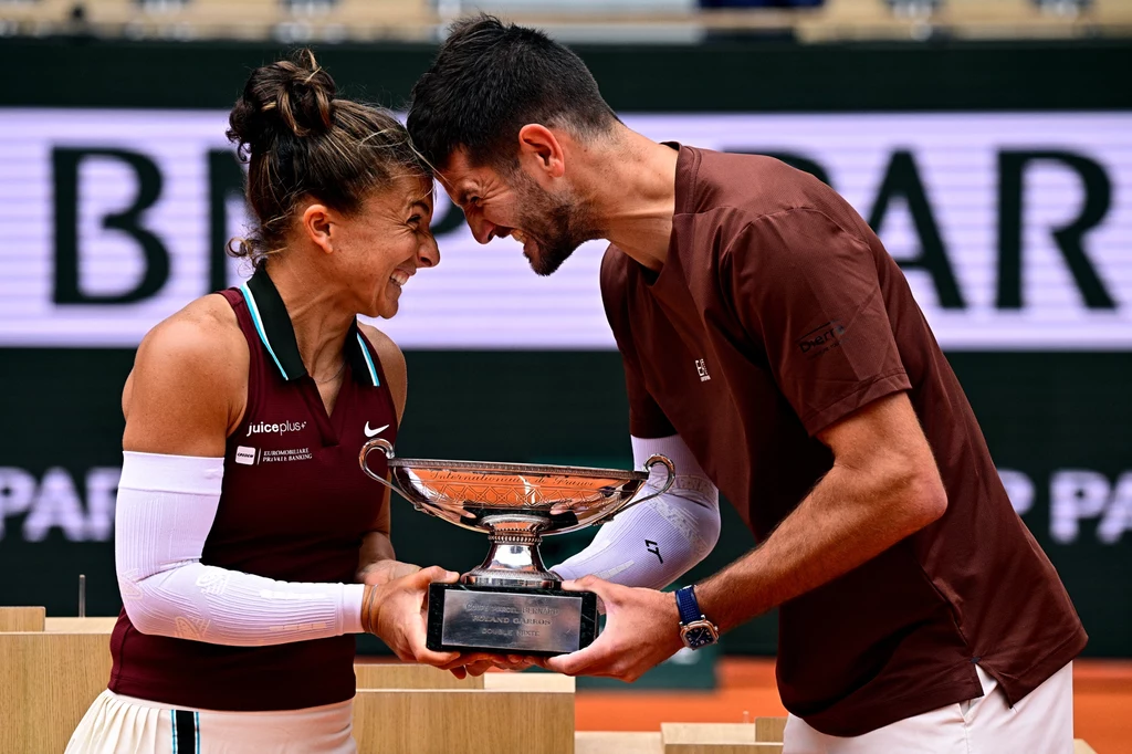 Sara Errani i Andrea Vavassori z trofeum za wygranie French Open Sara Errani i Andrea Vavassori z trofeum za wygranie French Open