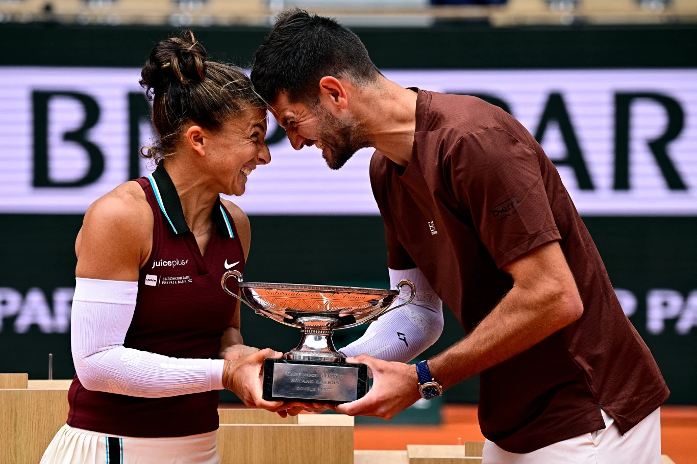 Sara Errani i Andrea Vavassori z trofeum za wygranie French Open Sara Errani i Andrea Vavassori z trofeum za wygranie French Open