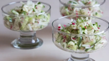 Soczysta surówka z ogórka i rzodkiewki pasuje m.in. do dań z grilla