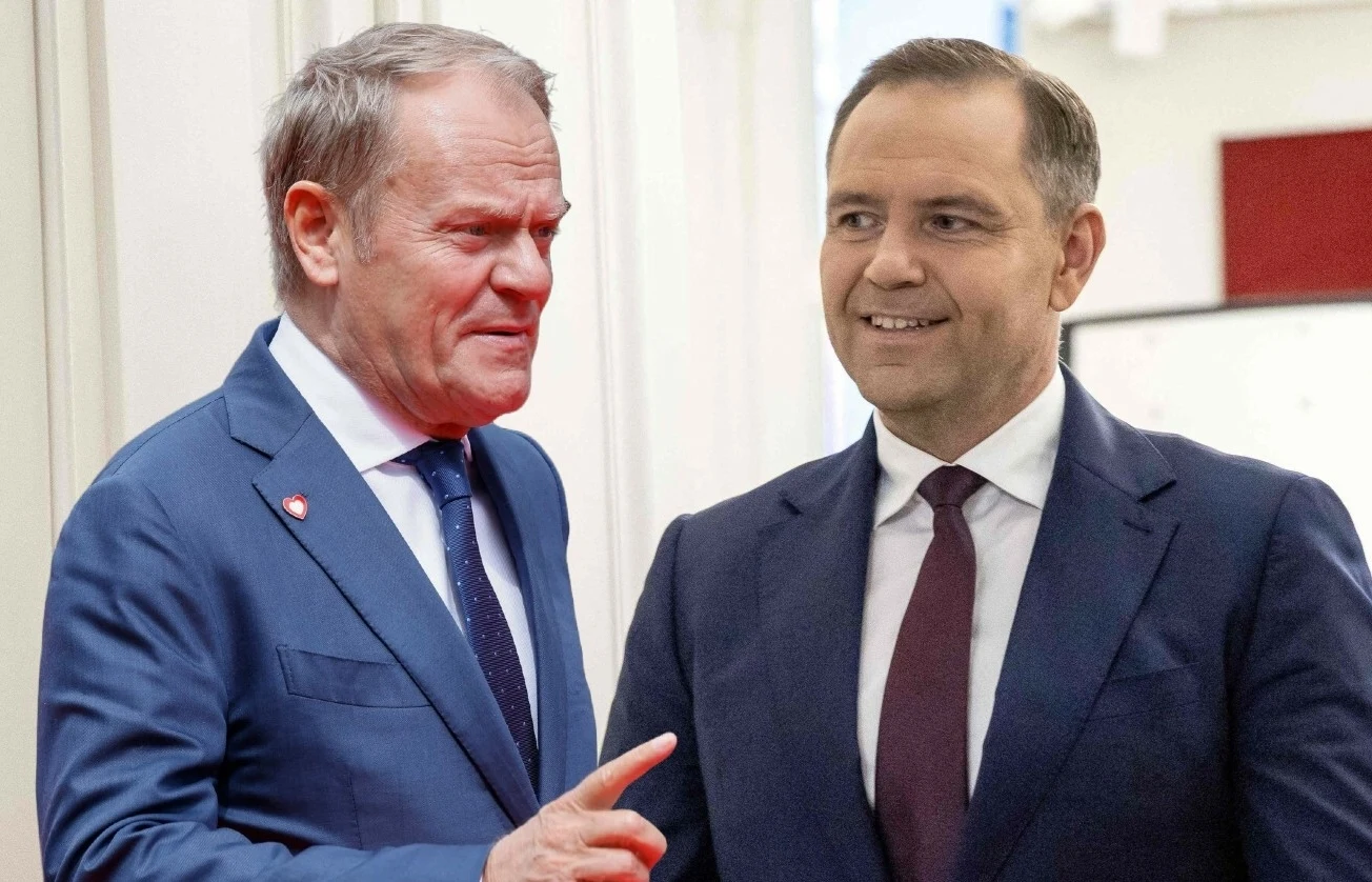 Karol Nawrocki o pierwszych słowach, które skieruje do Donalda Tuska Dwóch mężczyzn w garniturach prowadzi rozmowę w jasnym, oficjalnym wnętrzu, obaj uśmiechnięci i w dobrym nastroju.