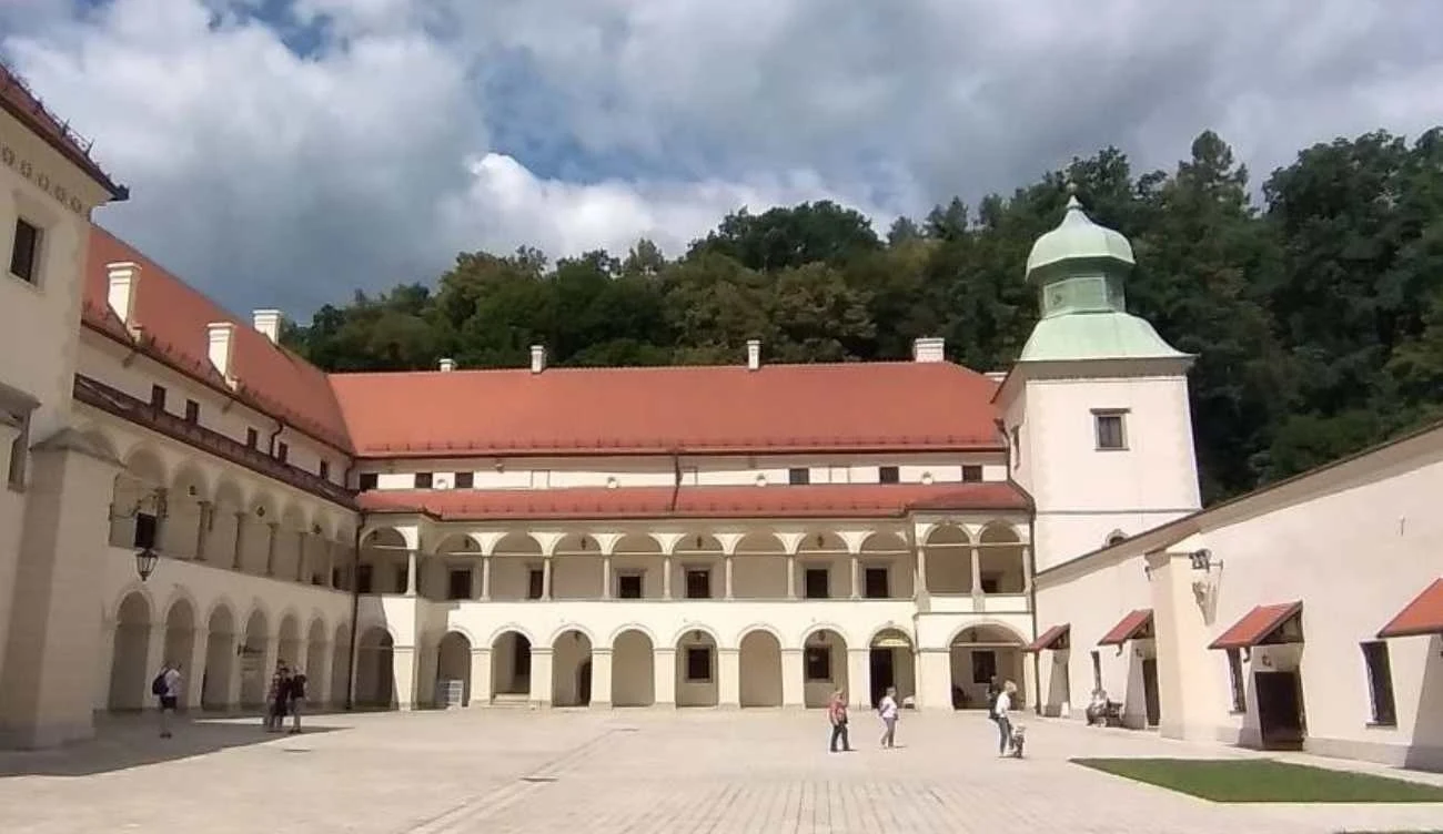 Zamek w Suchej Beskidzkiej w pełnej krasie Zamek w Suchej Beskidzkiej w pełnej krasie