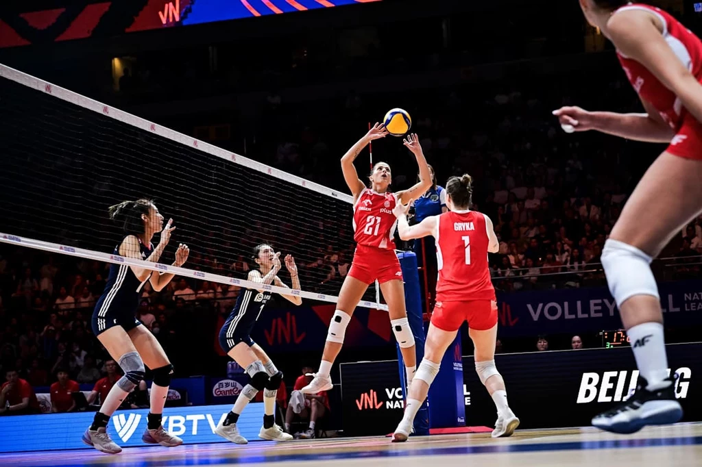 Alicja Grabka w rozegraniu w meczu Polska - Chiny Alicja Grabka w rozegraniu w meczu Polska - Chiny