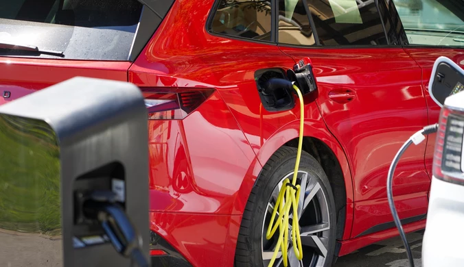 Polacy kupują samochody elektryczne, ale wciąż nie dostali ani złotówki dofinansowania