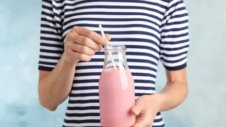 Odchudzający koktajl z truskawek to smakowita propozycja na śniadanie. Jak go przygotować?