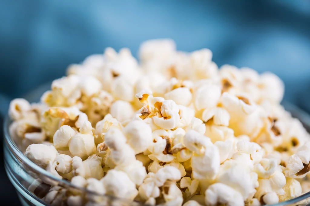 Popcorn można przygotować samodzielnie w domu z ziaren kukurydzy. Będzie zdrowszy i smaczniejszy Popcorn można przygotować samodzielnie w domu z ziaren kukurydzy. Będzie zdrowszy i smaczniejszy