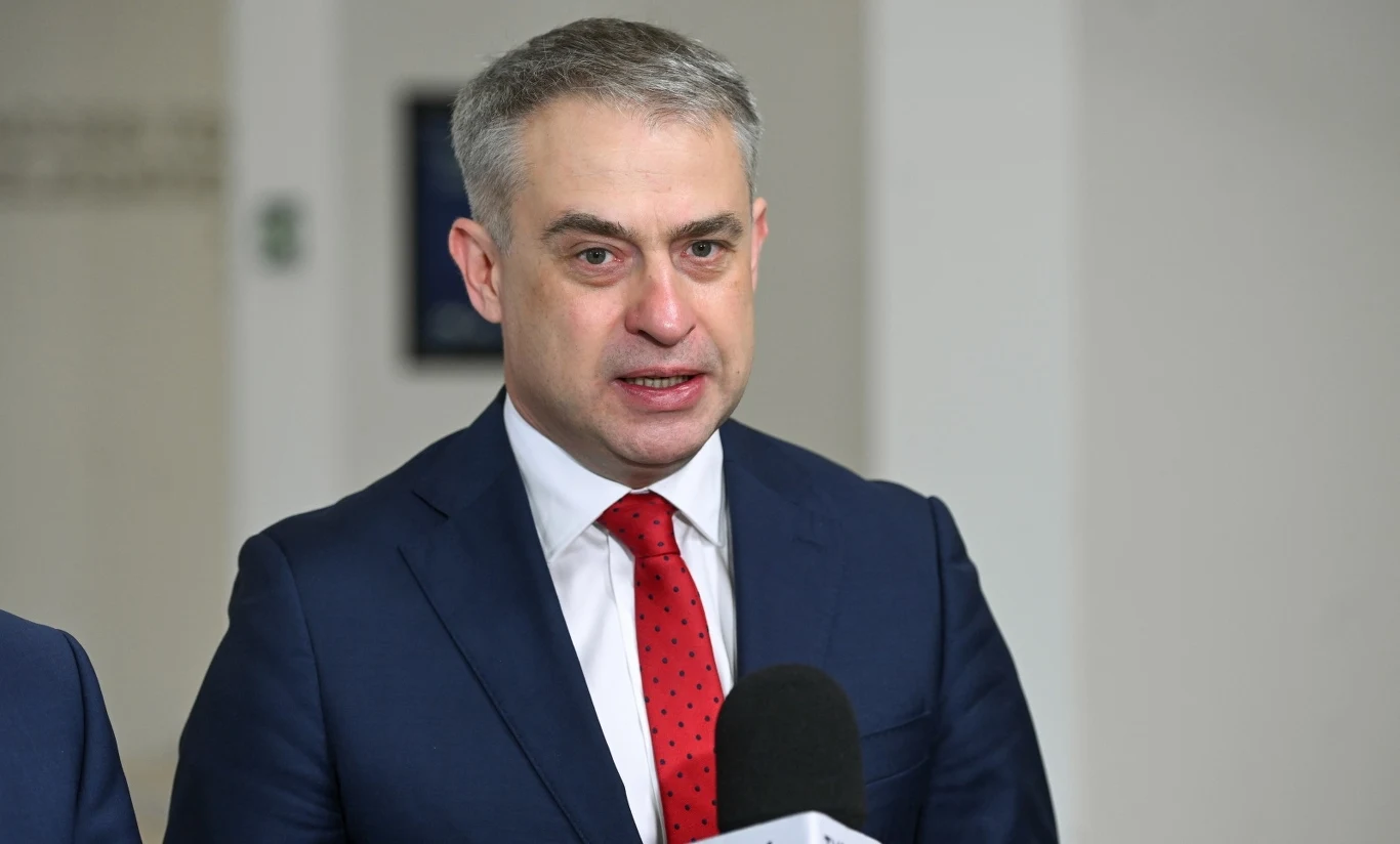 Krzysztof Gawkowski twierdzi, że PKW powinna zbadać wszystkie zgłoszenia dotyczące anomalii w II turze wyborów prezydenckich Mężczyzna w garniturze z czerwonym krawatem stoi przed mikrofonem, udzielając wypowiedzi w jasnym, urzędowym wnętrzu.