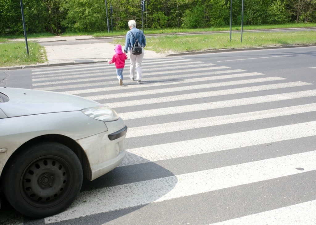 Czy kierowca może ruszyć, kiedy pieszy nie opuścił jeszcze przejścia? Czy kierowca może ruszyć, kiedy pieszy nie opuścił jeszcze przejścia?
