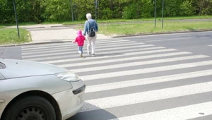 Czy kierowca może ruszyć, kiedy pieszy nie opuścił jeszcze przejścia?